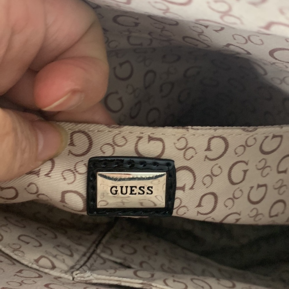 Guess 100 PU black purse zipper for closure.Short and long straps 4 areas inside - Picture 7 of 8